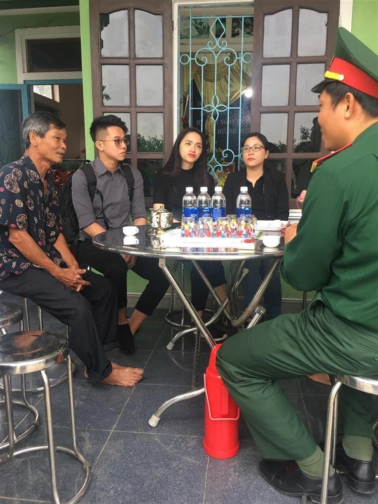 Hương Giang - Matt Liu âm thầm đến lễ tang chiến sĩ hy sinh ở Rào Trăng 3
