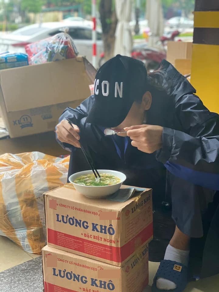Chồng việt Kiều bật khóc khi xem ảnh Lê Thúy từ thiện miền Trung