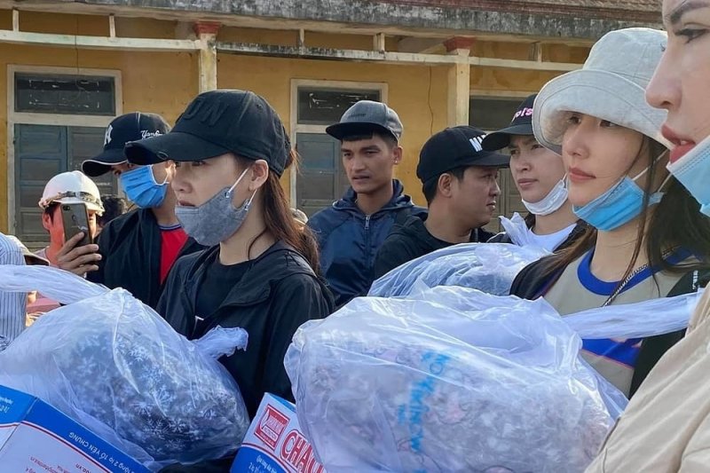 Bảo Lâm giải thích lý do đoàn Trường Giang không cười khi đi từ thiện: 