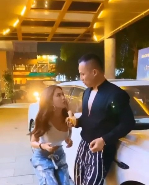 Ngọc Trinh bị chê 'kém sang, thô tục' với clip ăn chuối