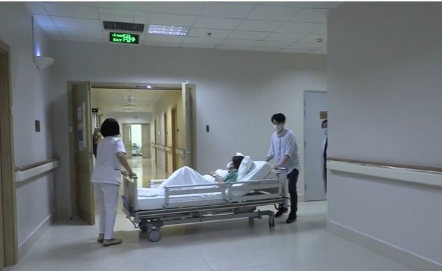 Đông Nhi đã nhập viện chờ sinh con gái, Ông Cao Thắng và mẹ chồng túc trực