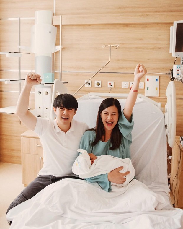 Đông Nhi khoe bức ảnh gia đình 3 người đầu tiên
