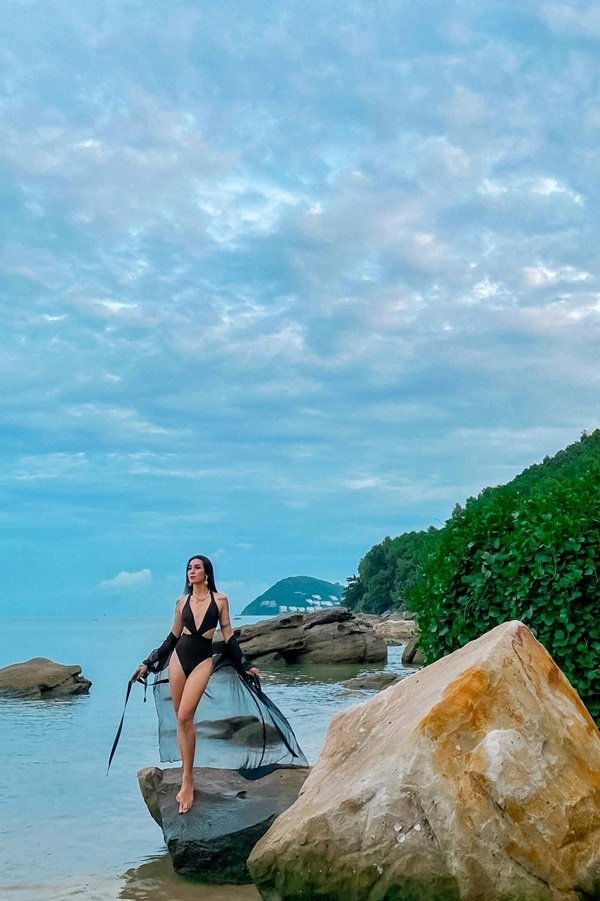 BB Trần 'cãi cha cãi mẹ' mặc bikini đi biển. Anh chia sẻ: 