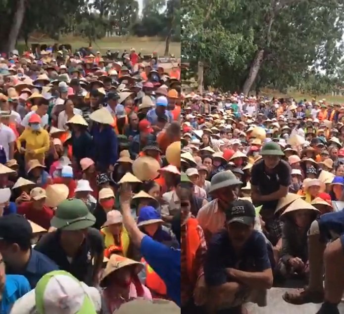 Khung cảnh đông đúc, chen lấn, có phần hỗn loạn xảy ra tại địa điểm vợ chồng Thủy Tiên và Công Vinh tiến hành phát tiền từ thiện