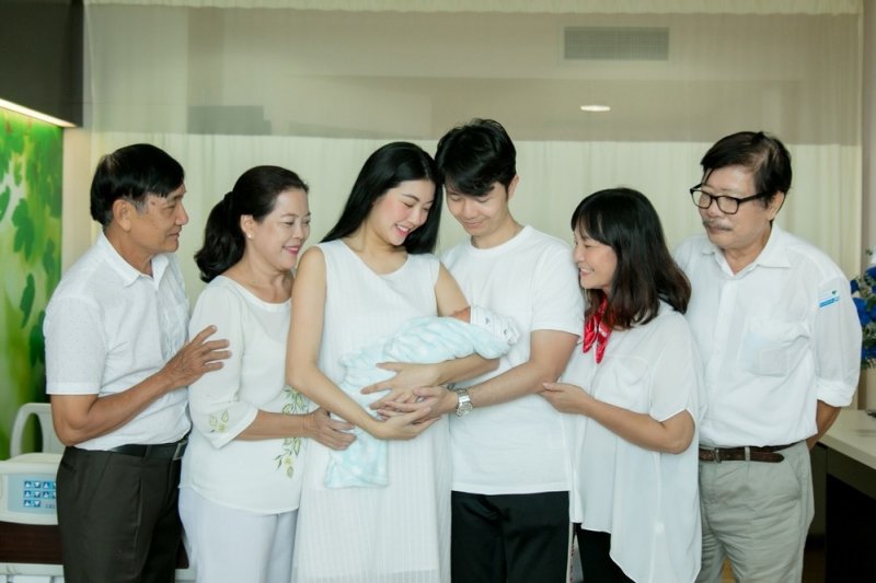 Thúy Vân sinh con trai đầu lòng cho chồng đại gia sau 3 tháng đám cưới