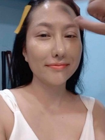 Phi Thanh Vân tự tin khoe mặt mộc sau 21 lần 