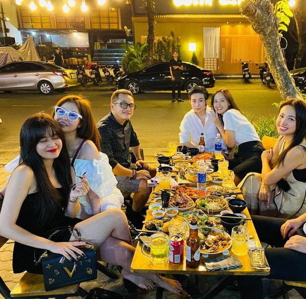 Hoàng Thuỳ Linh - Gil Lê sánh đôi xuất hiện bên hội bạn thân Vân Hugo, Mai Phương Thuý