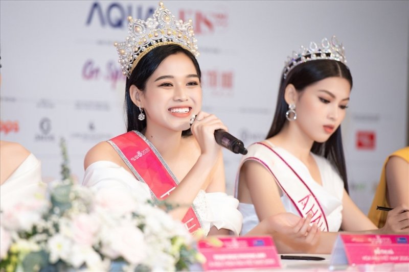 Trả lời về việc xưng hô thiếu tế nhị trên mạng xã hội tại buổi họp báo sau chung kết sáng 21/11, Đỗ Thị Hà ngập ngừng: 