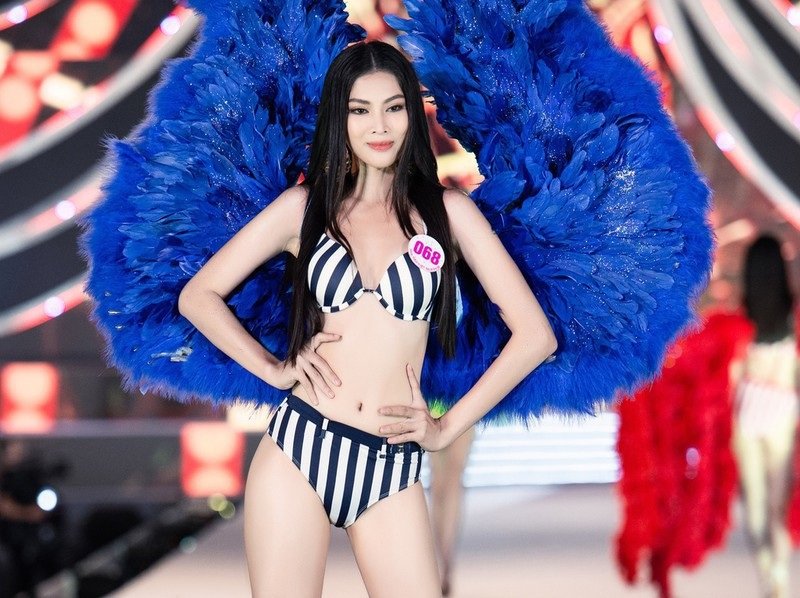 Hình ảnh Á hậu 2 Nguyễn Lê Ngọc Thảo từng trình diễn trong Đêm hội chân dài, chụp hình cùng những model của ông bầu Vũ Khắc Tiệp được lan truyền trên mạng xã hội. Trước nghi vấn là 'gà' Vũ Khắc Tiệp, Ngọc Thảo cho hay: 