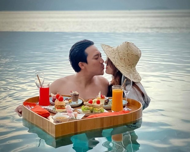 Trấn Thành khoe ảnh liên hoàn 'khóa môi' với bà xã