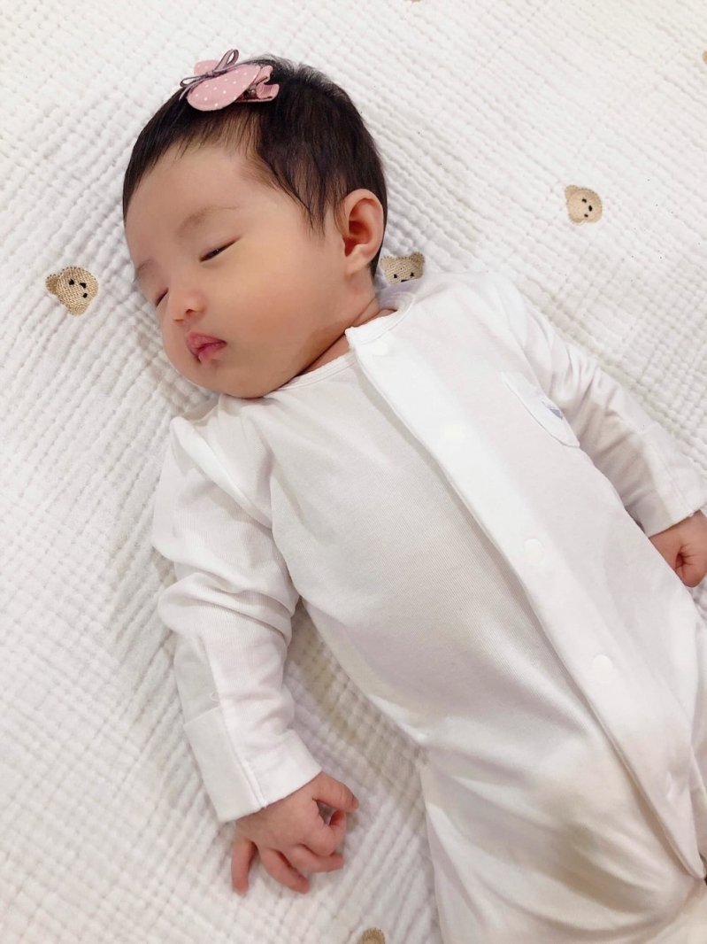 Đông Nhi lần đầu khoe ảnh cận mặt con gái cưng tròn 1 tháng tuổi