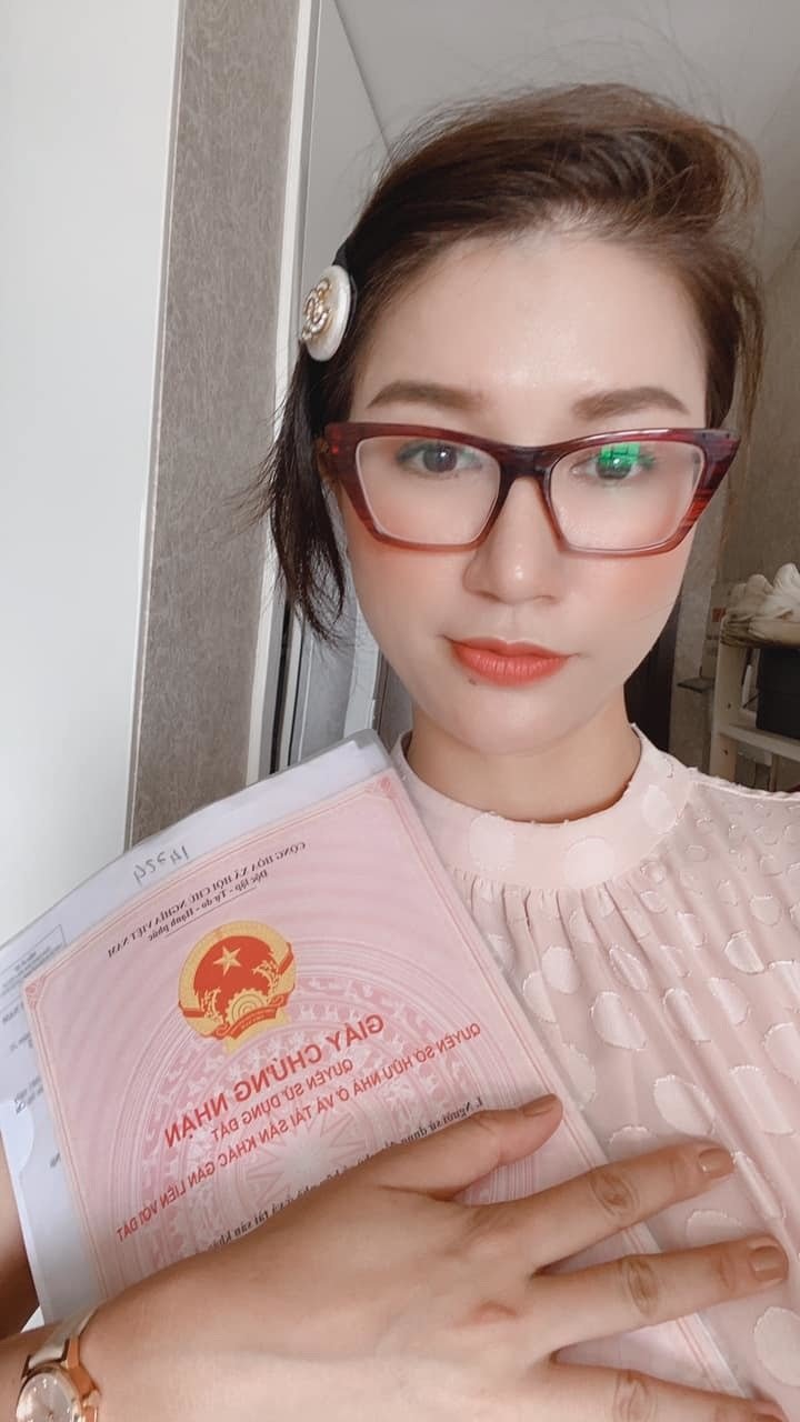 Trạng Trần cho biết mình vừa làm chủ nhân thêm một mảnh đất rộng gần 150 m2 ở quận Tân Phú. Đây là món quà mà cô muốn dành tặng thêm cho bé Kiến trong dịp sinh nhật tròn 5 tuổi