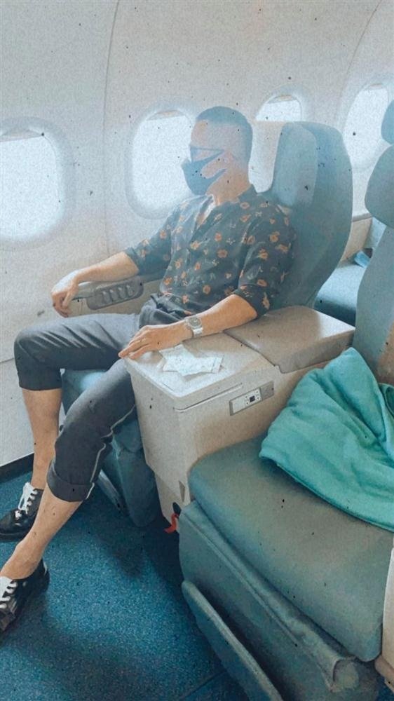 Vũ Khắc Tiệp đăng ảnh ngồi máy bay đi du lịch nhân dịp tháng sinh nhật kèm dòng trạng thái: 
