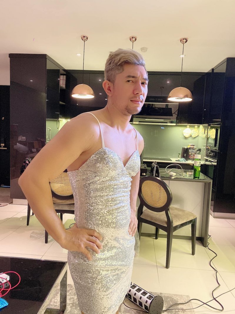 Lương Bằng Quang diện váy ngắn body của bạn gái Ngân 98