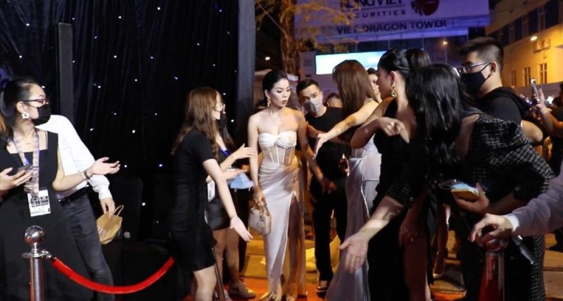 Nhã Phương nhận cơn mưa lời khen vì quá lễ phép với Lệ Quyên. Dù đến trước song Nhã Phương vẫn cúi người mời đàn chị Lệ Quyên bước lên thảm đỏ...