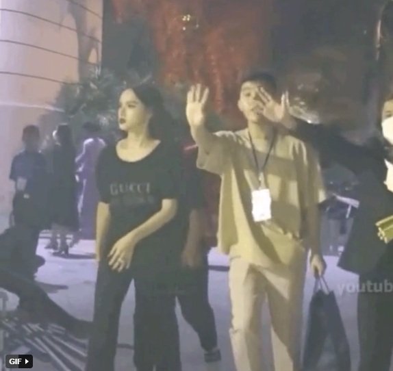 Rầm rộ clip Hương Giang ra về với thái độ gây chú ý sau khi dự show Vietnam International Fashion Week 2020. Hương Giang lộ vẻ mặt mệt mỏi, sắc lạnh khi bước ra về. Ngay khi bắt gặp ống kính máy quay, 2 người trong ekip của Hương Giang đã làm động tác ra hiệu không cho tác nghiệp