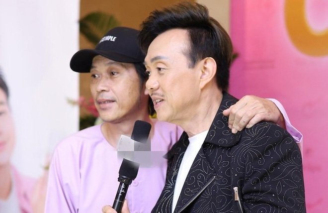 Hoài Linh: 'Không hài lòng cảnh tập trung quá đông ở viện pháp y'. Anh cho rằng đây không phải nơi viếng vì tang lễ chưa cử hành. Tập trung đông người lúc mùa dịch cũng không an toàn