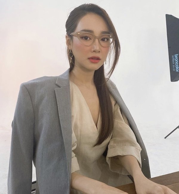 Nhã Phương lại khiến người hâm mộ hoang mang với ngoại hình gầy guộc, cánh tay trơ xương bé tẹo