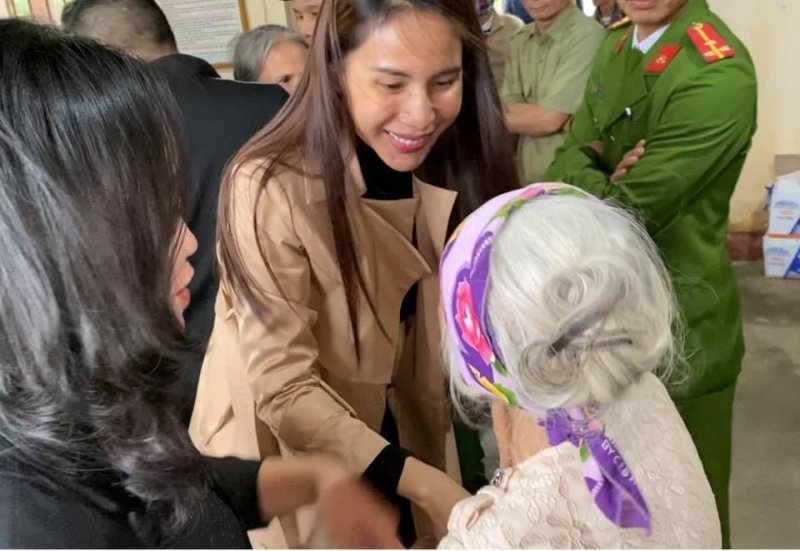 Thủy Tiên ra miền Trung từ thiện đợt 4, tự bỏ hơn 1 tỷ hỗ trợ người dân vùng lũ