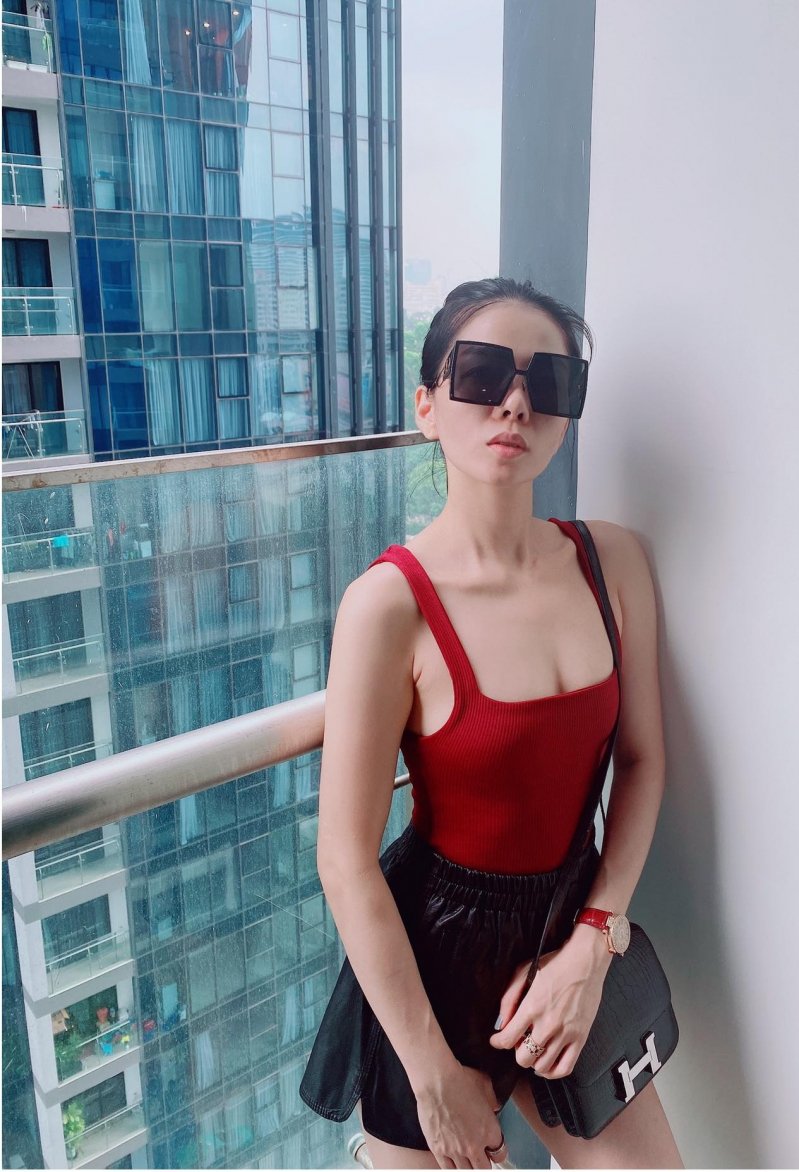 Ở tuổi 39, Lệ Quyên được khen ngày càng trẻ trung hơn. Cô chăm chỉ diện các trang phục 