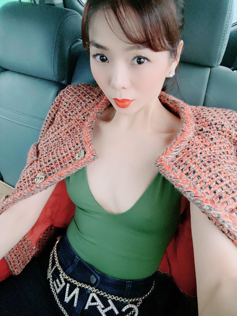 Đặc biệt, mẹ một con còn chuộng phong cách thả rông táo bạo