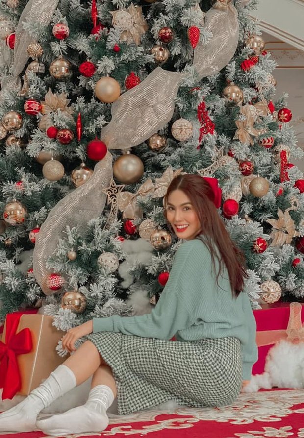 Lan Khuê trang trí cây thông siêu to khổng lồ cho biệt thự dịp Noel 2020