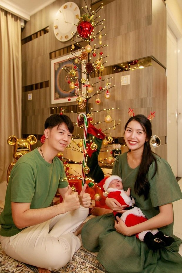 Trái lại, vợ chồng Thúy Vân lại đón Giáng sinh giản dị hơn nhiều. Á hậu 9x sinh em bé cách đây hơn 1 tháng. Đây là năm đầu tiên cả hai về chung một nhà và đón thành viên mới