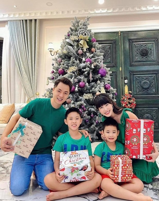 Vợ chồng Đăng Khôi lại trang trí nhà cửa theo tone màu mới mẻ. Vợ chồng anh cũng tranh thủ tặng quà cho 2 con trai