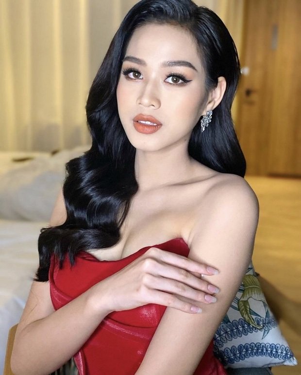 Mới đăng quang 1 tháng mà HH Đỗ Thị Hà đã lột xác sexy ngút ngàn, lên đồ o ép vòng 1 đầy 