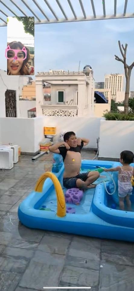 Trường Giang gây sốt với loạt ảnh tắm cùng con gái trên sân thượng