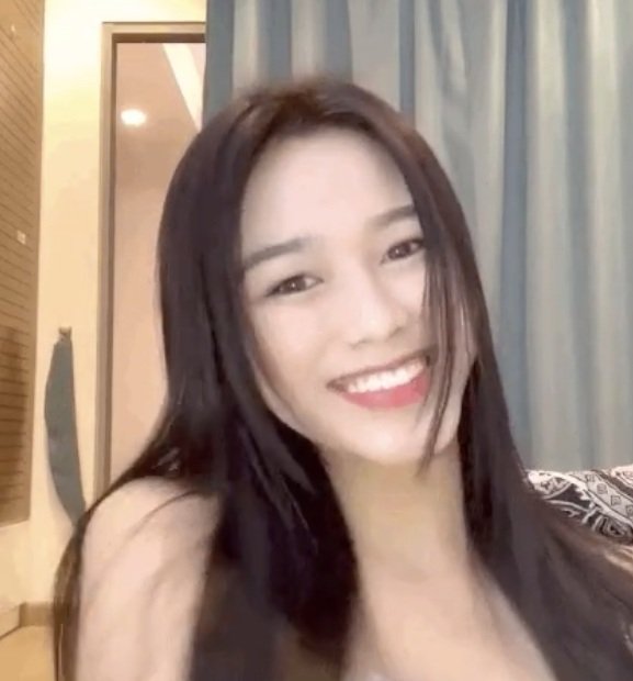 Hoa hậu Đỗ Thị Hà được khen nhan sắc ngày càng thăng hạng sau thời gian đăng quang