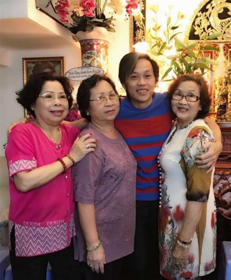 Người thân (mặc áo hồng) của Hoài Linh vừa qua đời. Nam danh hài đau xót chia sẻ: 