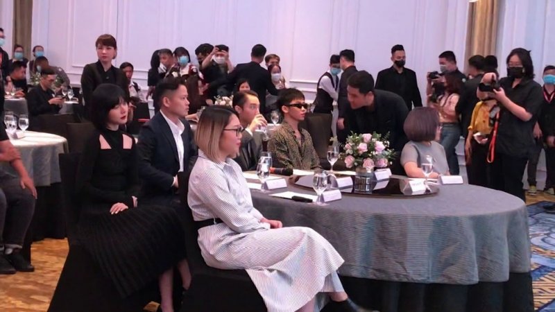 Hải Tú tiếp tục bị tố chưa nổi đã tỏ thái độ sao hạng A. Khi Sơn Tùng bắt tay chào người đối diện thì Hải Tú ngồi đó chỉ cười mỉm rồi tỏ thái độ lạnh lùng