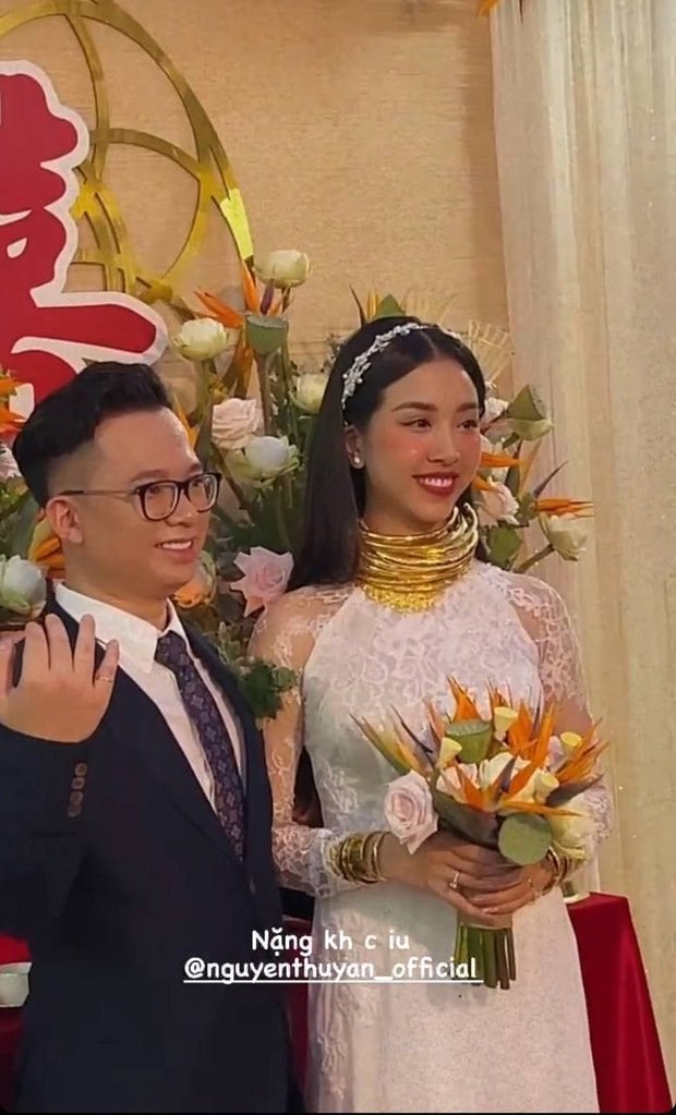 Á hậu Thúy An đeo vòng vàng ứ cả cổ, kín tay ở đám cưới