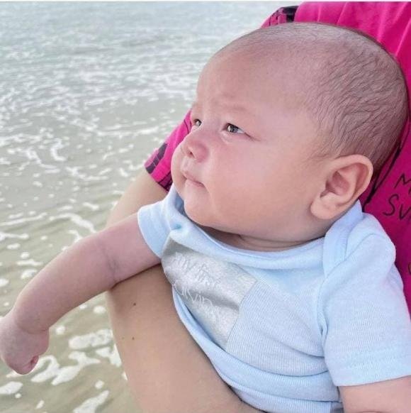Hồ Ngọc Hà khoe cận mặt con trai, dân mạng trầm trồ 'bản sao Kim Lý'