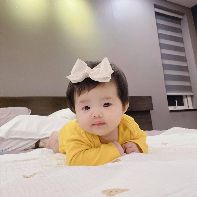 Đông Nhi khoe con gái trực diện