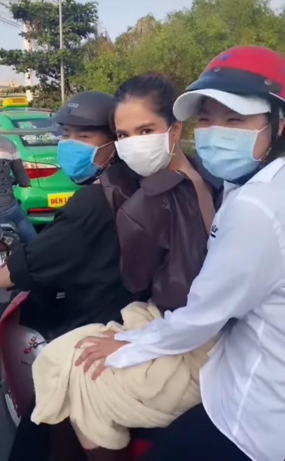 Ngọc Trinh không đội mũ bảo hiểm, liều lĩnh 'kẹp 3' trên đường. Mẫu nội y cho biết, vì quá kẹt xe nên cô bắt buộc phải lựa chọn xe máy làm phương tiện di chuyển dù đã lên đồ lộng lẫy, make-up kỹ càng. Hành động của Ngọc Trinh bị cư dân mạng lên tiếng chỉ trích