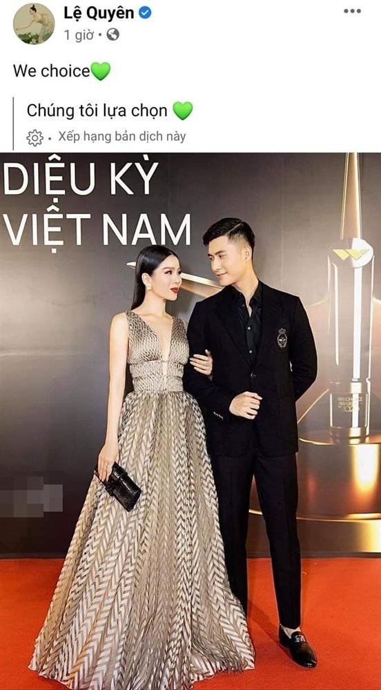 Nữ ca sĩ chia sẻ hình ảnh bên bạn trai lên trang cá nhân. Cả hai trao nhau ánh mắt tình tứ, thân thiết
