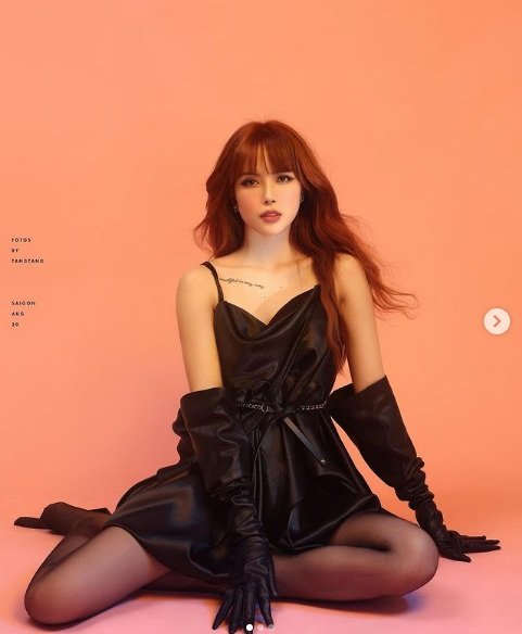 Thiều Bảo Trâm ưa chuộng phong cách trẻ trung, năng động, sexy cá tính. Cô thường chọn những trang phục bó sát, ngắn khoe đường cong cơ thể