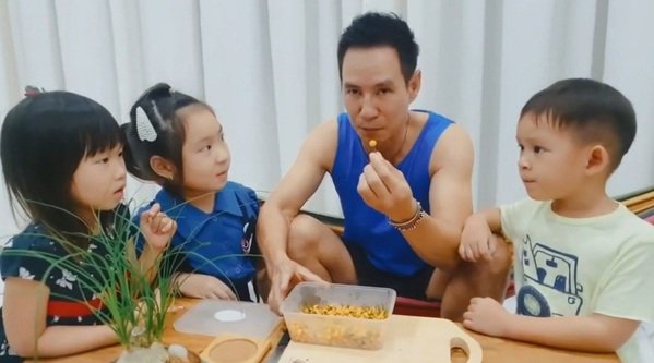 Lý Hải ăn loại ớt đắt nhất thế giới. Anh cho biết những trái ớt này có xuất xứ từ nước Peru. Người Việt gọi là ớt hạt tiêu còn tiếng Peru là Aji Charapita