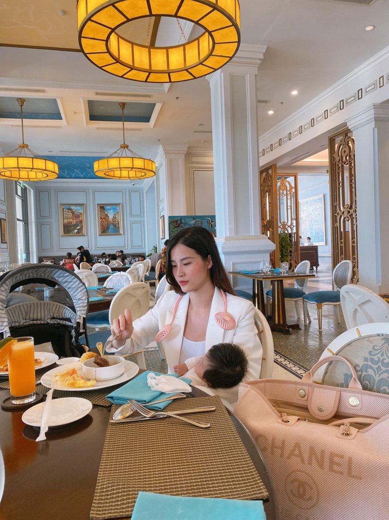 Đông Nhi vừa chăm con vừa tranh thủ ăn đúng chuẩn bà mẹ bỉm sữa