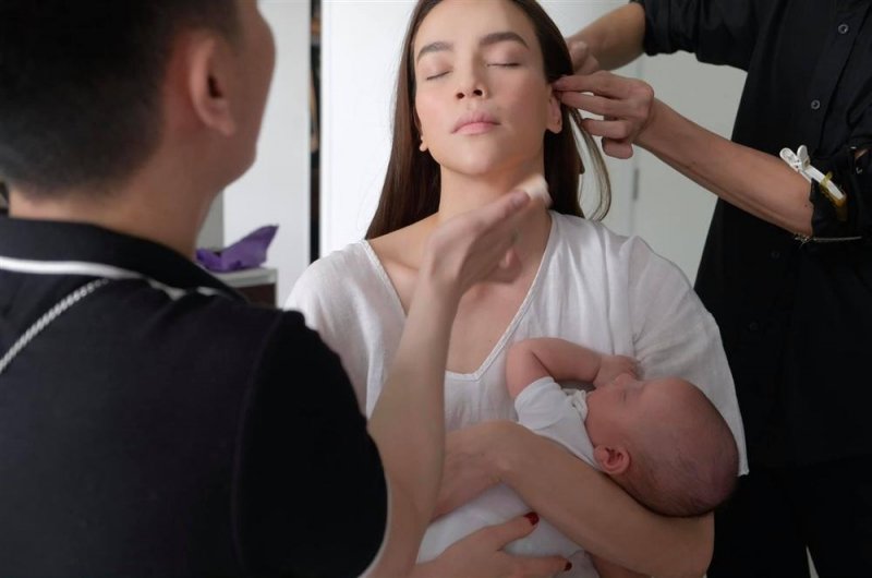 Hồ Ngọc Hà liên tiếp bị nhắc nhở chăm con sai cách. Họ khuyên Hồ Ngọc Hà không nên bế con trong lúc trang điểm, bởi bé sẽ vô tình hít phải bụi phấn và hóa chất từ mỹ phẩm.
