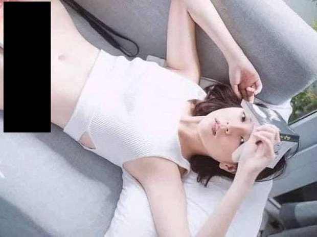Hình ảnh Hải Tú dùng sách che phần nhạy cảm đang gây tranh cãi khắp mạng xã hội
