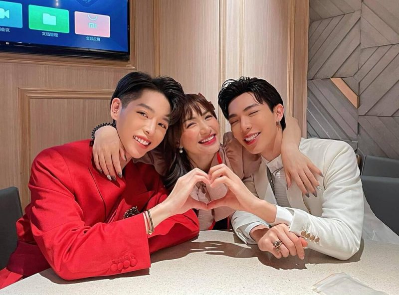 Gia đình Hoa dâm bụt tụ họp dịp cuối năm, Erik khẳng định một điều khiến đập tan tin đồn rạn nứt: 