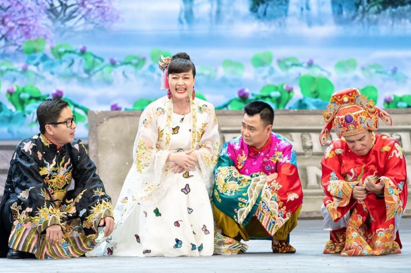 Sau khi kết thúc quá trình quay hình, nghệ sĩ Vân Dung lần đầu tiết lộ chỉ lên sóng mấy tiếng đồng hồ nhưng tập thể ê-kíp làm việc liên tục: 