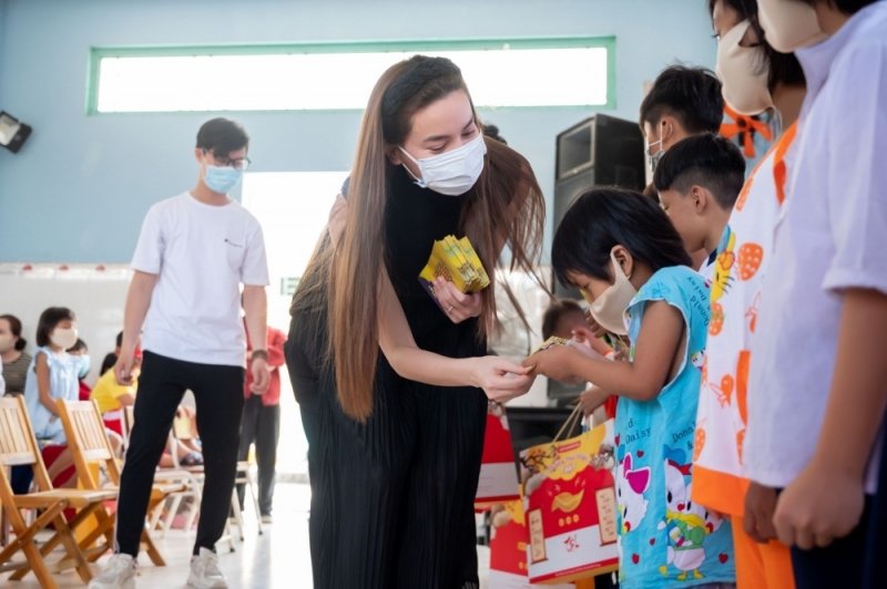 Hồ Ngọc Hà không nhận show Tết, đi tặng 600 phần quà cho trẻ em