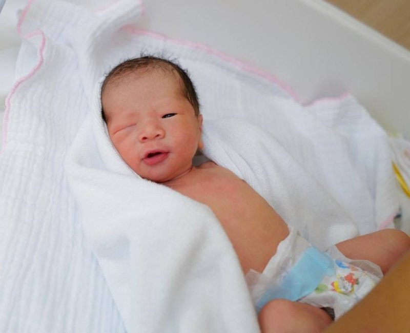 Justatee hạnh phúc khoe con trai vừa chào đời, sao y bố như đúc