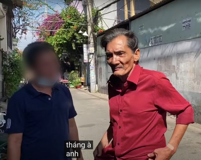 Quản lý khu trọ tiết lộ Thương Tín đã nợ 2 tháng tiền nhà từ trước Tết. Nam diễn viên vừa ra gặp người này để hỏi về số tiền nong mình nợ trong thời gian qua. Anh vừa được các mạnh thường quân hỗ trợ nên phần nào chi trả được các khoản ở hiện tại