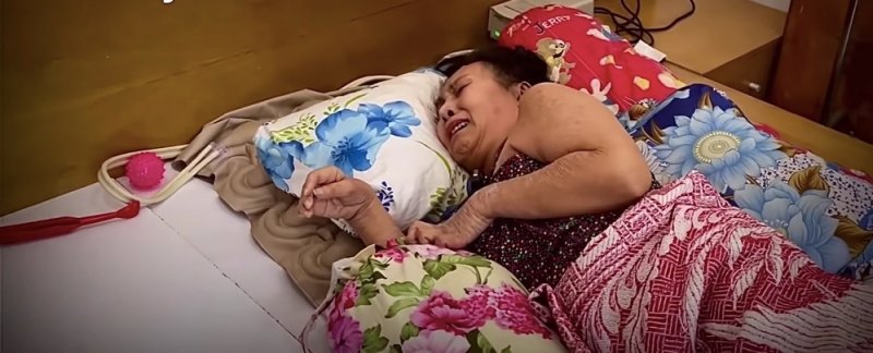 Diễn biến sức khỏe của nghệ sĩ Hoàng Lan ngày càng nghiệm trọng hơn, không thể di chuyển và giờ đây nằm nghiêng hoàn toàn.