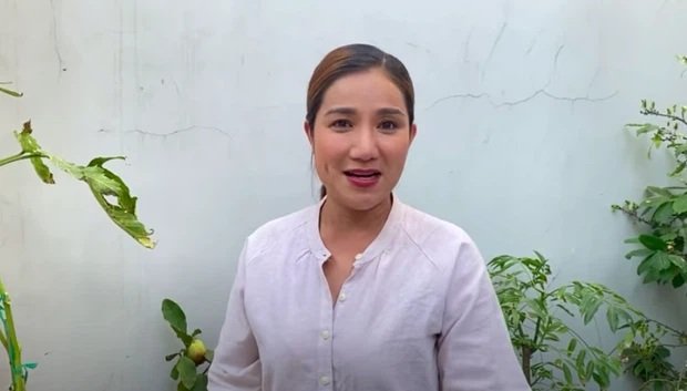 MC Cát Tường đã có những chia sẻ về chuyện đời tư lên YouTube cá nhân: 'Tôi bị sỉ nhục, bị tát nước vào mặt, bị dập tắt hi vọng mấy lần như thế rồi, nhưng vẫn không tỉnh ra, mỗi lần có trai nhìn là vẫn nuôi hi vọng, khổ lắm. Bây giờ muốn cứu cái cây thì phải cắt cái trái, giống như con người tôi vậy, có chống chế hay uống thực phẩm chức năng, nghĩ mình tươi trẻ cũng vẫn không tránh khỏi sự thật là đang tới tuổi tiền mãn kinh rồi'